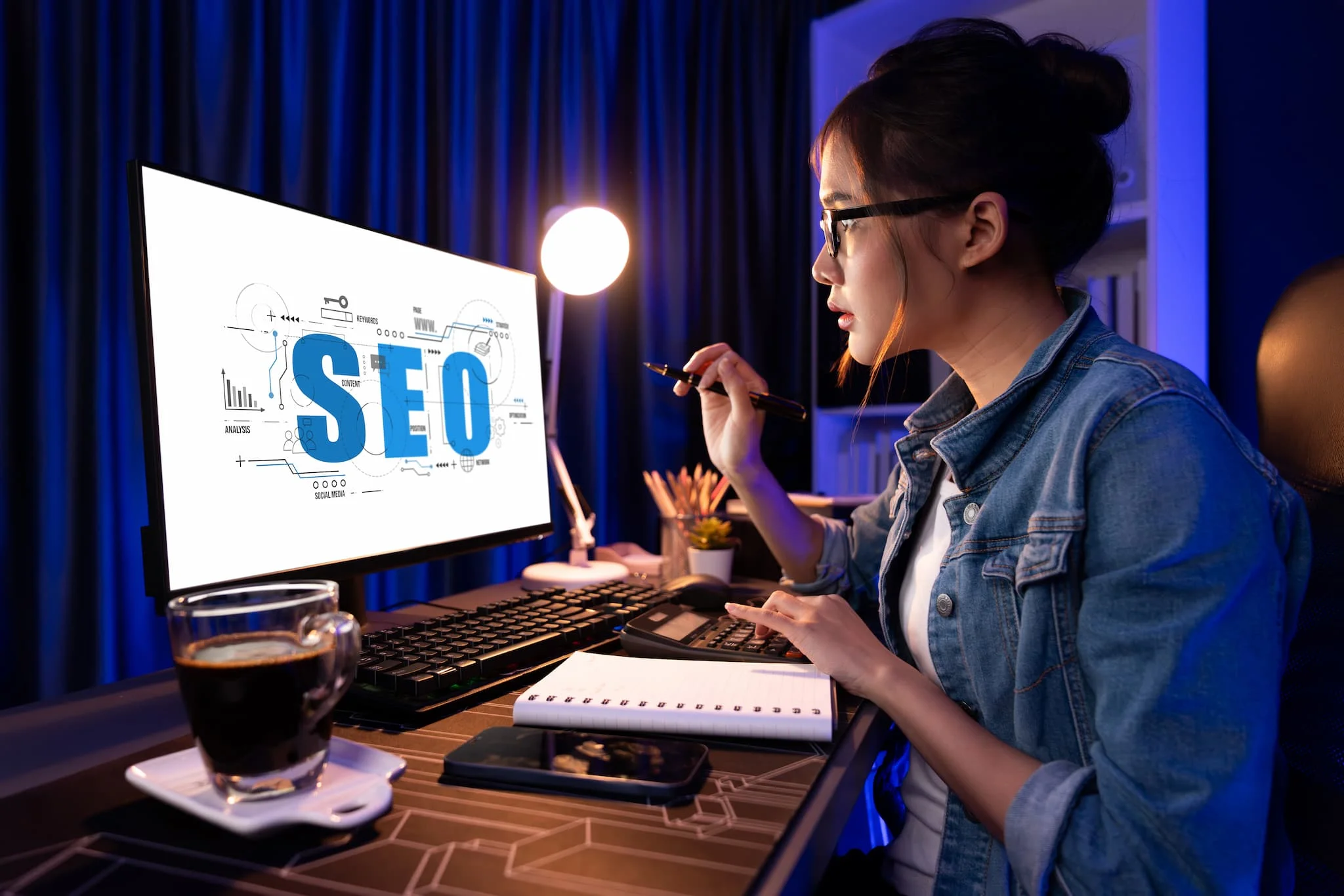 naine vaatab ekranisse kus kirjutatud SEO VDisain