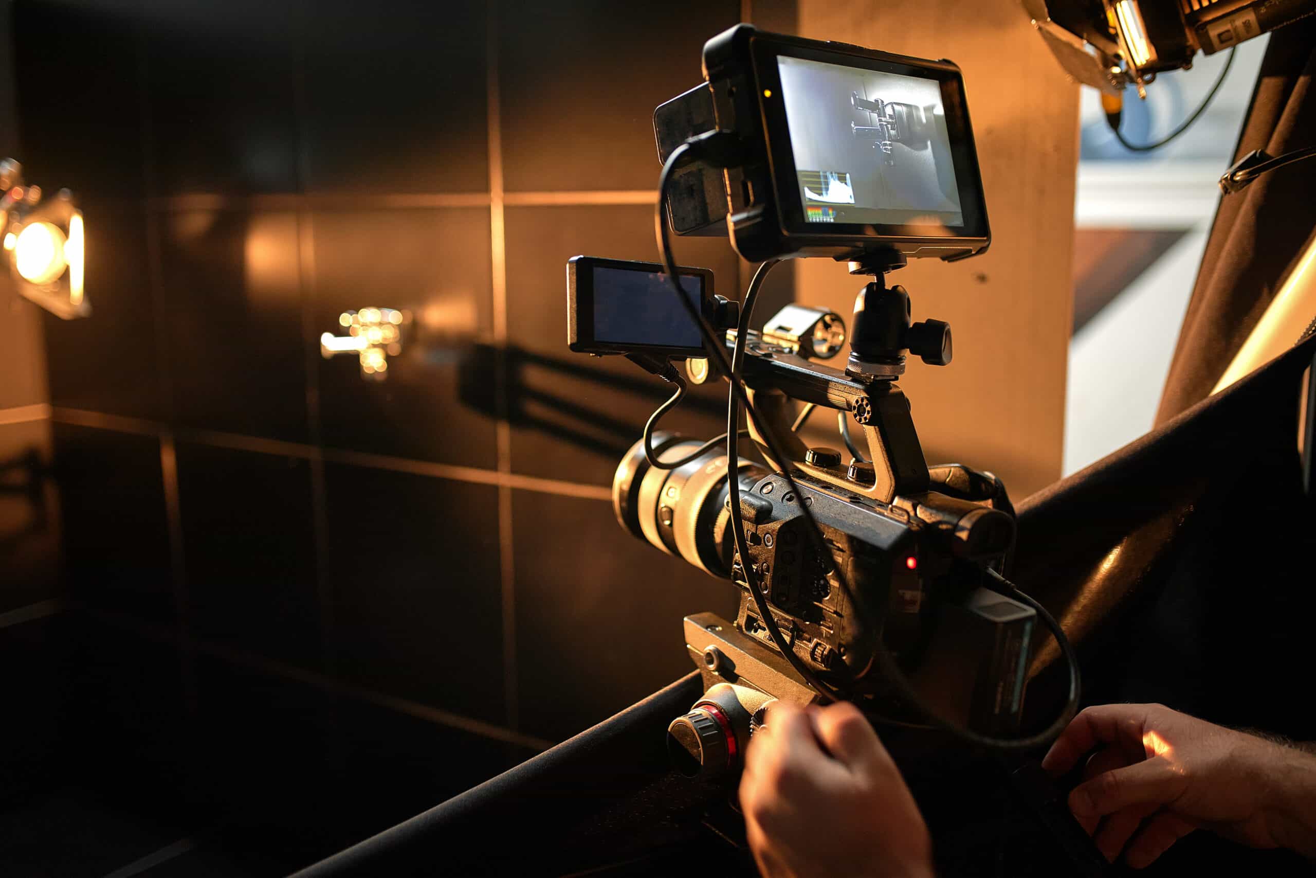 Filmide ja videotoodete filmimise kulisside taga, video ja heli salvestamiseks vajaliku varustuse paigaldamine. Videosisu tootmise kontseptsioon sotsiaalvõrgustikele, televisioonile ja blogidele.VDisain